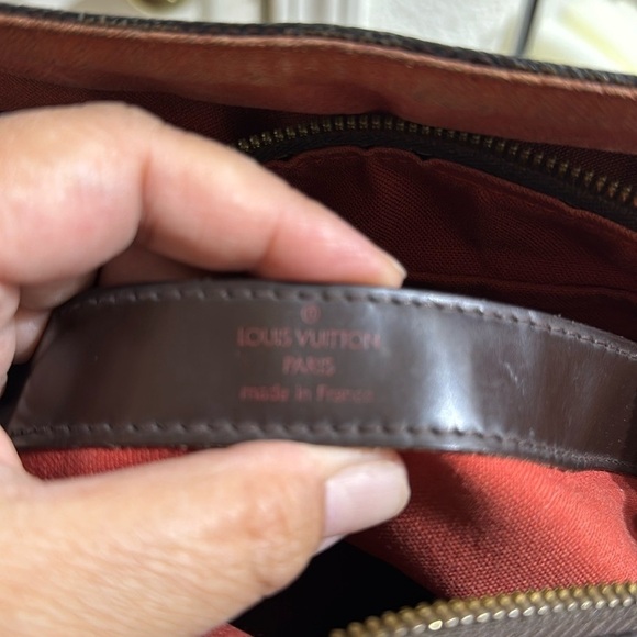 LV Messenger Bag in good condition just needs cleaning - Picture 3 of 12